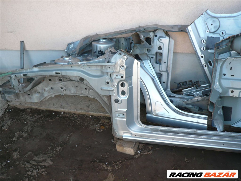 Ford Mondeo Mk3 karosszéria elemek eleje hátulja ajtók géptetö,negyedek nyúlványok  4. kép