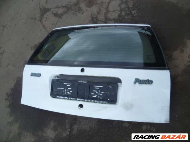 fiat punto 1    1996  csomagtérajtó embléma   ( AJTÓ FEHÉR SZÍNBEN NINCS )   1. kép