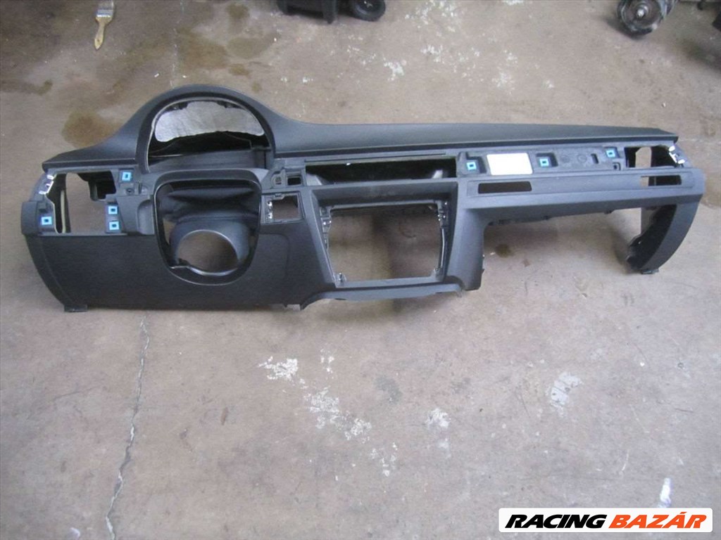 BMW E91 Gyári bontott hibátlan állapotú műszerfal párna. 1. kép