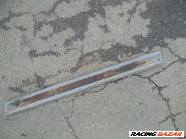 suzuki swift   1998 jobb első,, jobb hátsó      ajtódíszléc        (vastag) 7. kép