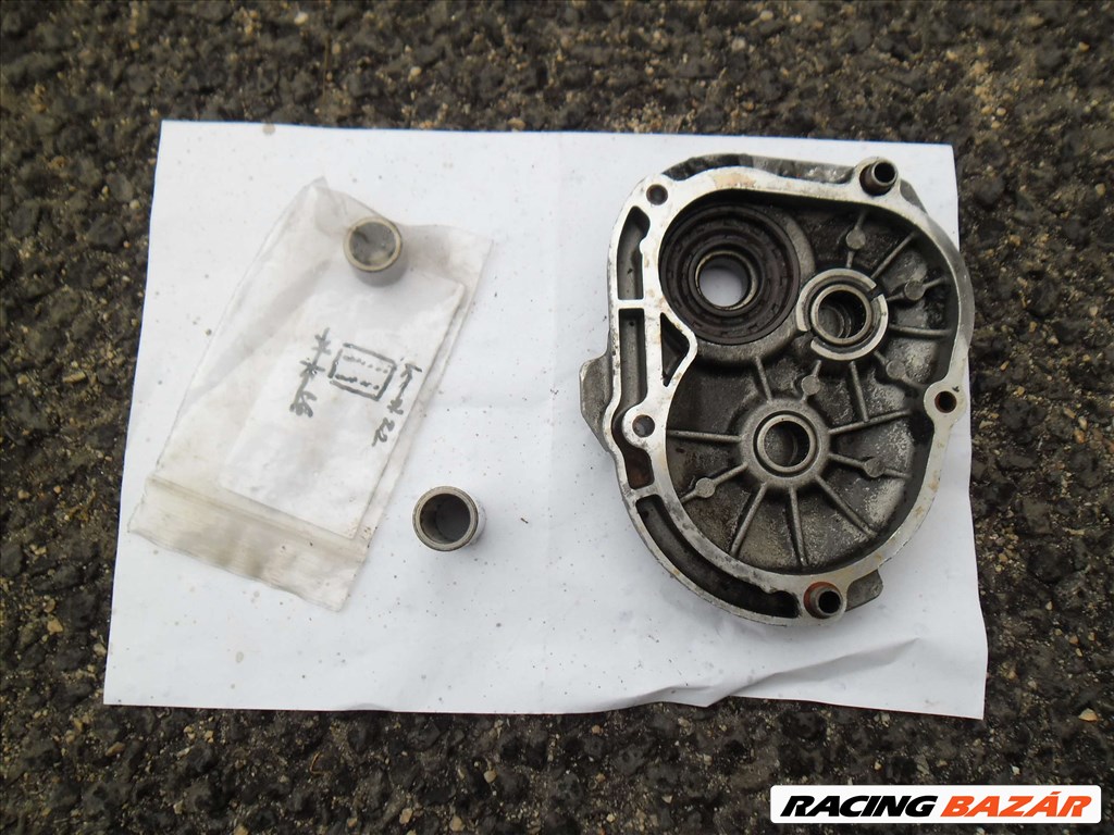 VESPA,PIAGGIO 125-ÖS ET4-HEZ HAJTÓMŰHÁZ,HAJTÓMŰ,KUPLUNG FEDÉL TŰGÖRGŐVEL EGYÜTT ELADÓ!! 1. kép