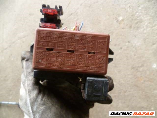 suzuki swift 1,0  96   biztositéktábla 1. kép