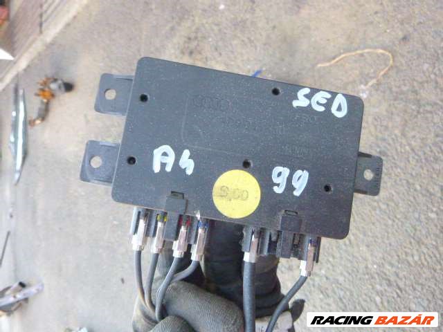 AUDI A4 B5 SEDAN ANTENNA ERŐSÍTŐ  BOOSTER   4D0 035 530  2. kép