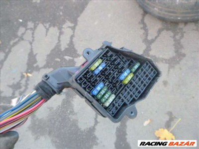 AUDI A6 C5  1,9 BIZTOSÍTÉKTÁBLA    AJTÓ MELLETTI