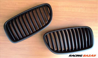 BMW 5 (F10) mattfekete grill. 