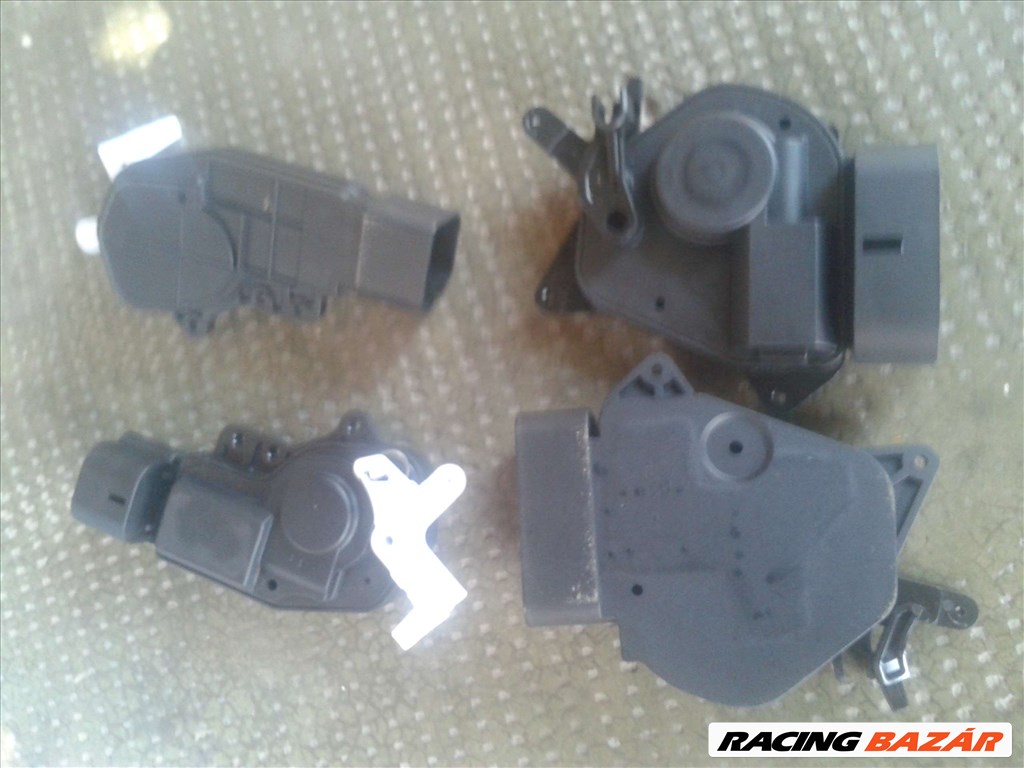 Toyota RAV4 központizár centrál zár motor bal jobb első bal jobb hátsó 69120-42080 69110-42120 6912042080 9. kép