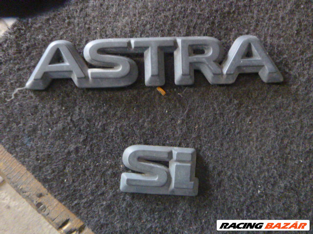 Opel ASTRA F SI csomagtér ajtó felirat  1. kép