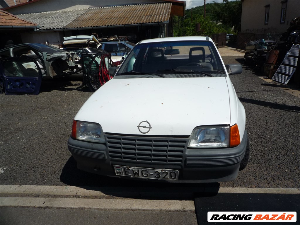 Opel Kadett E bontott alkatrészei 1. kép