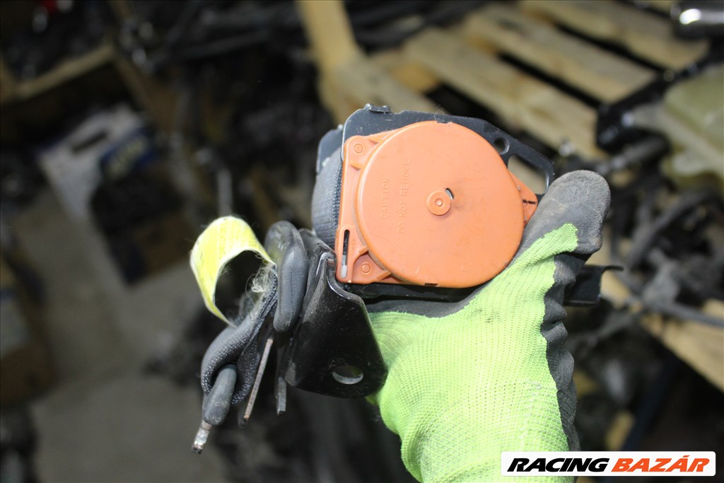 Toyota Yaris (1st gen) hátsó biztonsági öv  2. kép