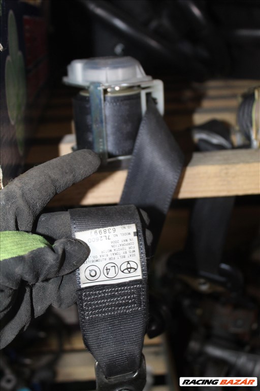 Toyota Yaris (1st gen) hátsó biztonsági öv  3. kép