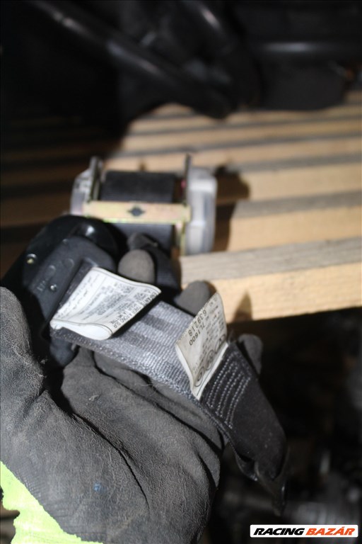 Toyota Yaris (1st gen) hátsó biztonsági öv  4. kép