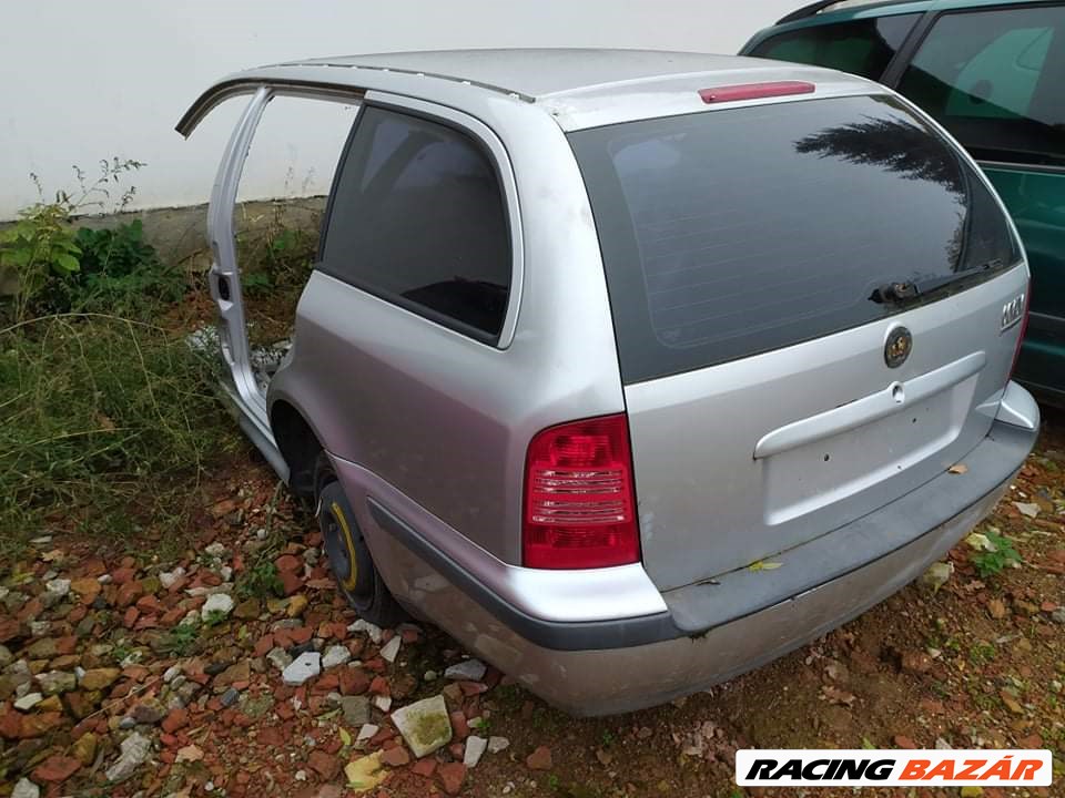 Skoda Octavia Negyed jobb hátsó, bal hátsó vágott negyed, Nagy tető 1. kép