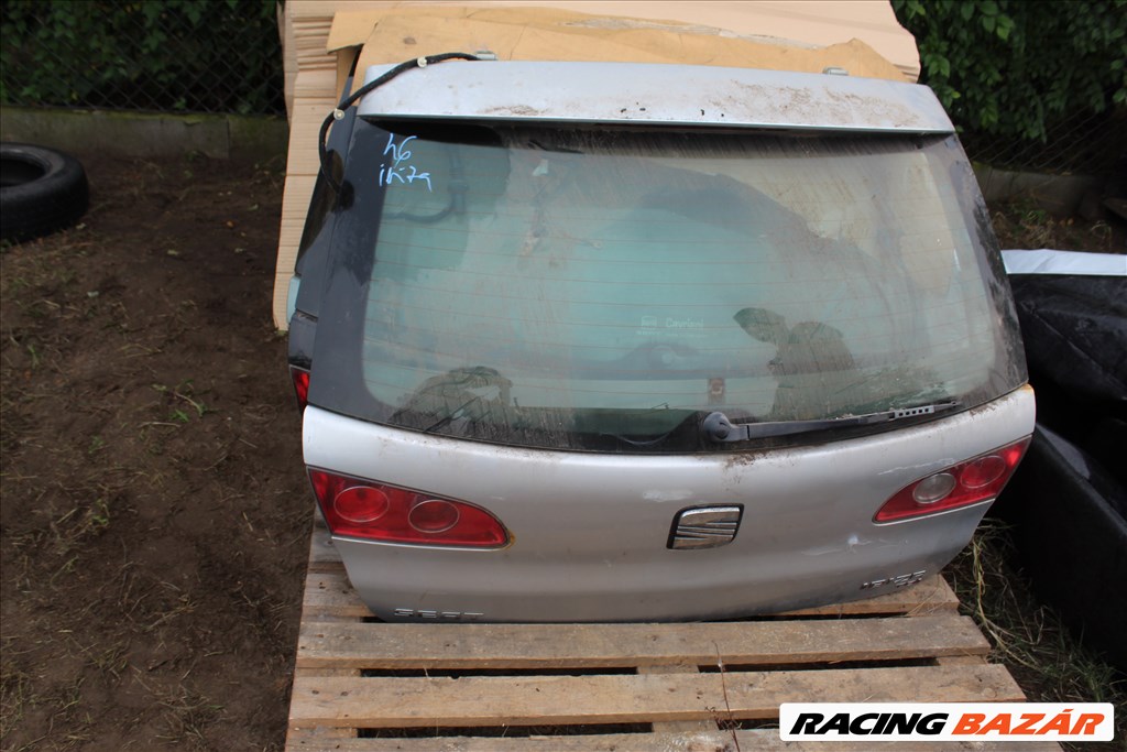 Seat Ibiza (6L) csomagtér ajtó szélvédővel üresen (46.) 1. kép