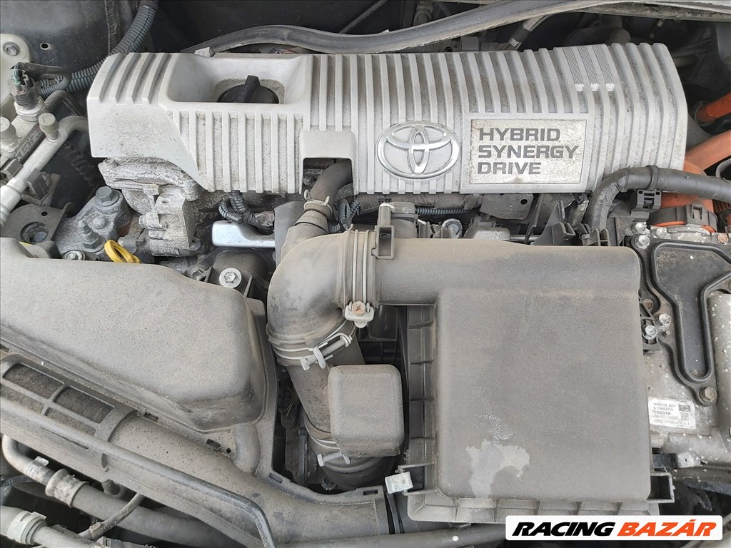 Toyota Auris Tourer 1.8 2013 Hibrid bontott alkatrészei Motor, Váltó, Karosszéria elemek 3. kép