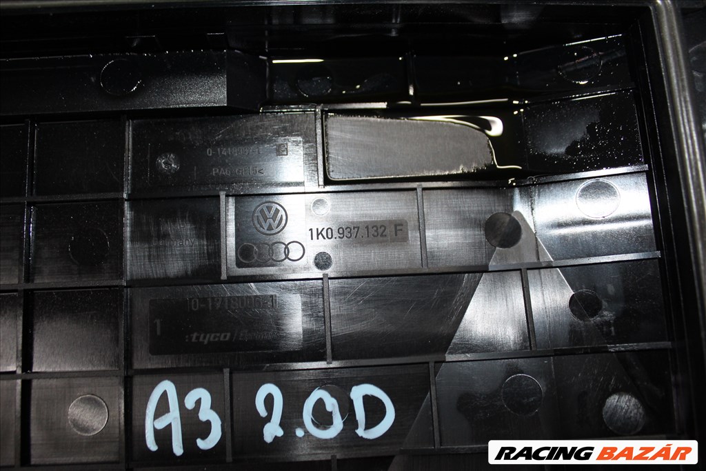 Audi A3 (8P) 2007 2.0D  biztosítéktábla fedél  1k0937132f 2. kép