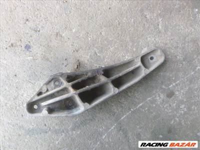 Volkswagen Transporter T3 MOTORTARTÓ BAK 068 199 208 A 068199208A