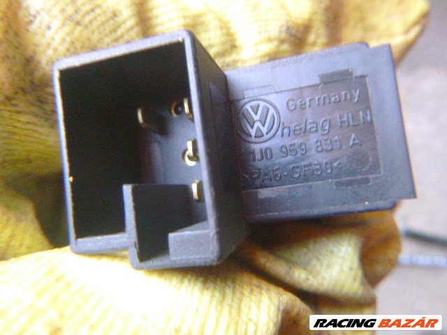 Volkswagen Passat B5.5 csomagtérnyitó kapcsoló  1J0959831A 3. kép