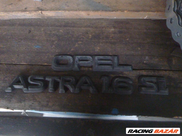 Opel Astra F csomagtérajtó embléma  1. kép