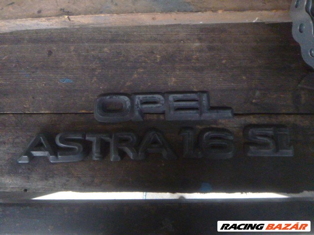 Opel Astra F csomagtérajtó embléma  2. kép