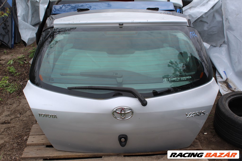 Toyota Yaris (2nd gen) csomagtér ajtó üresen szélvédővel (174.) 1. kép