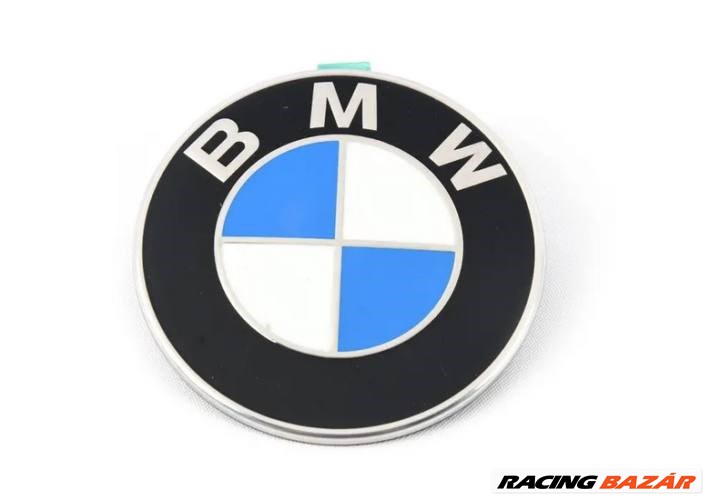 Gyári BMW 74mm-es F90 M5 G20 G30 G31 G32 csomagtartó embléma 51147463715 1. kép