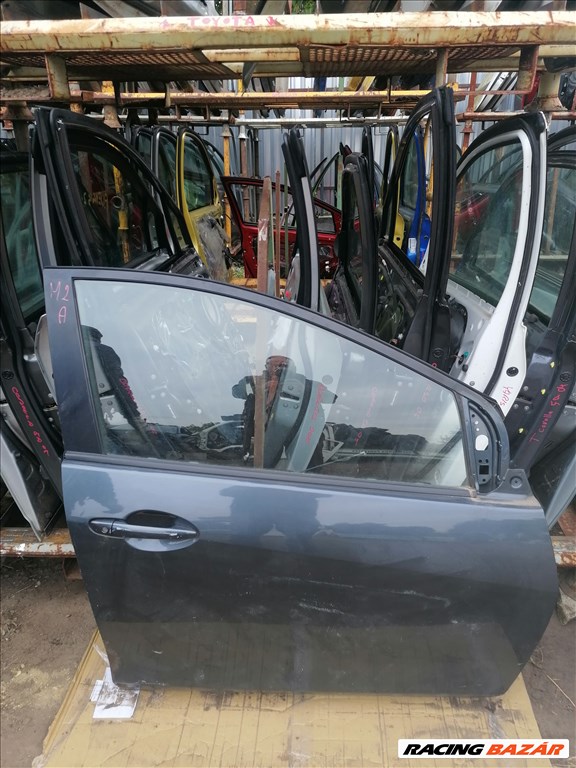 Mazda 2 bontott jobb első ajtó.  1. kép