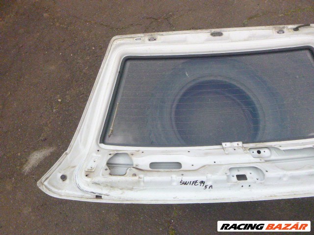 Suzuki Swift III 1998 5 ajtós fehér csomagtérajtó üveggel 8. kép