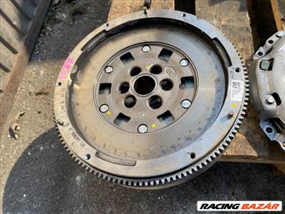 Volkswagen Touran II Kuplung Szett Lendkerékkel . 05e141015a 05e105266c 05e141031a