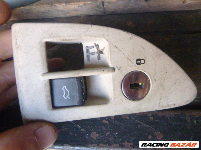 Skoda Superb I 2005 csomagtérajtó nyitó kapcsoló kerettel 1. kép
