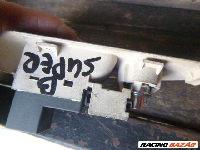 Skoda Superb I 2005 csomagtérajtó nyitó kapcsoló kerettel 2. kép
