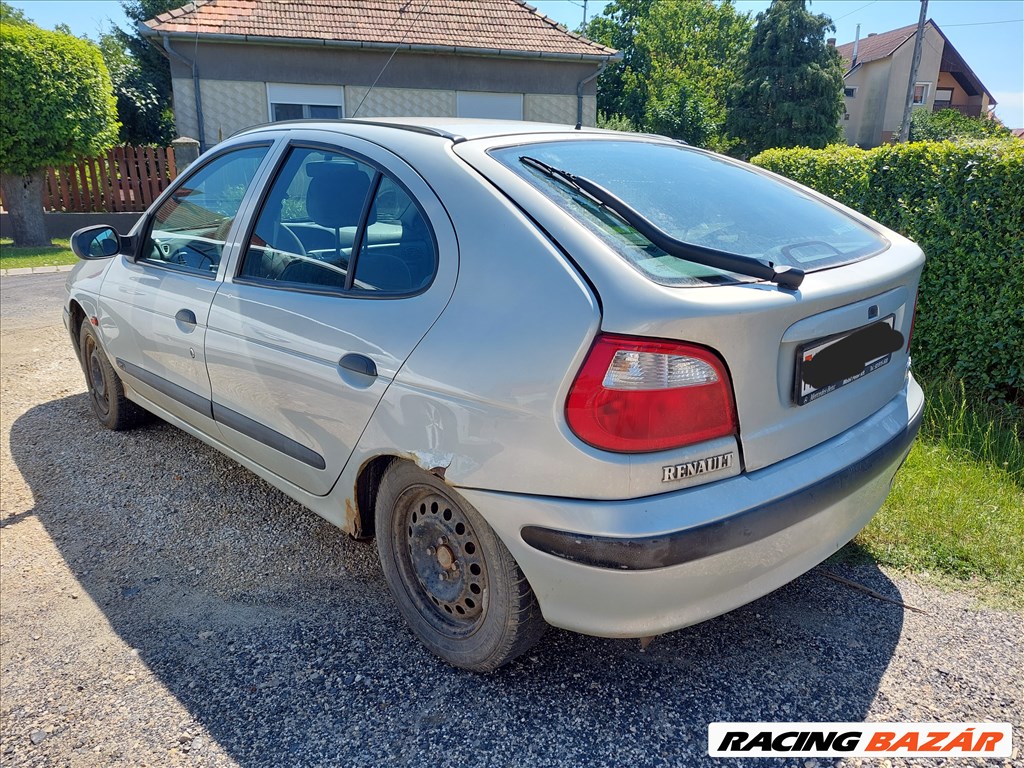 Renault Mégane 1/2 bontott alkatrészei 2. kép