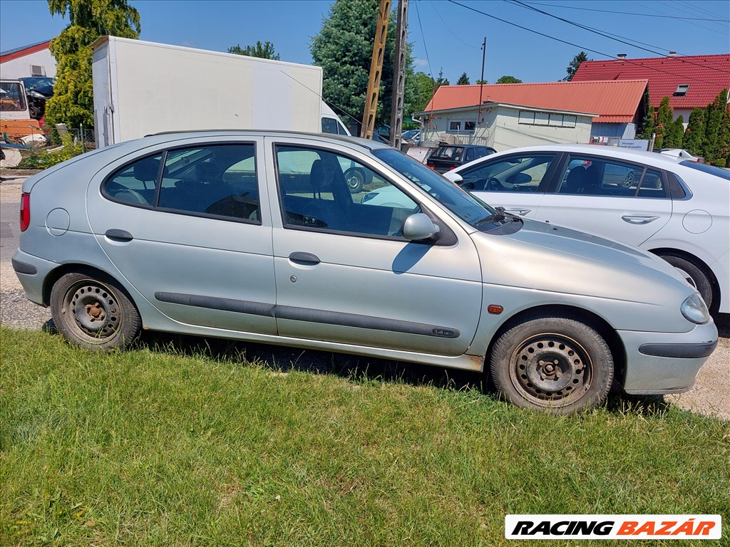 Renault Mégane 1/2 bontott alkatrészei 3. kép