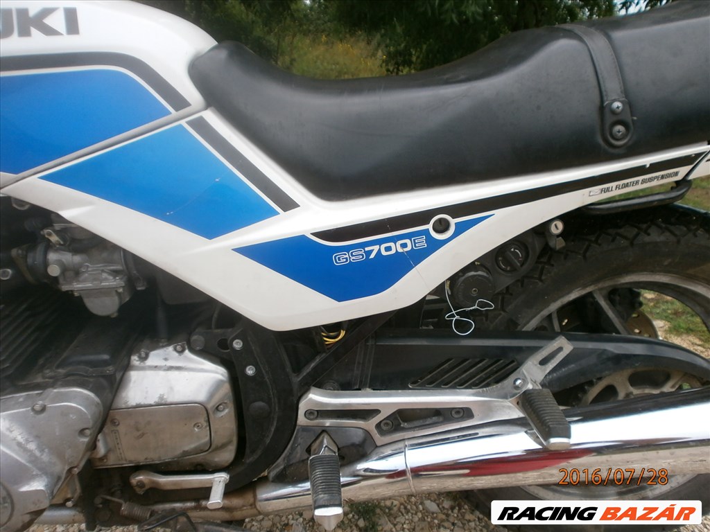 SUZUKI GS 700 ERŐL22929 KMT HASZNÁLT GYÁRI FÉNYEZÉSŰ TANK