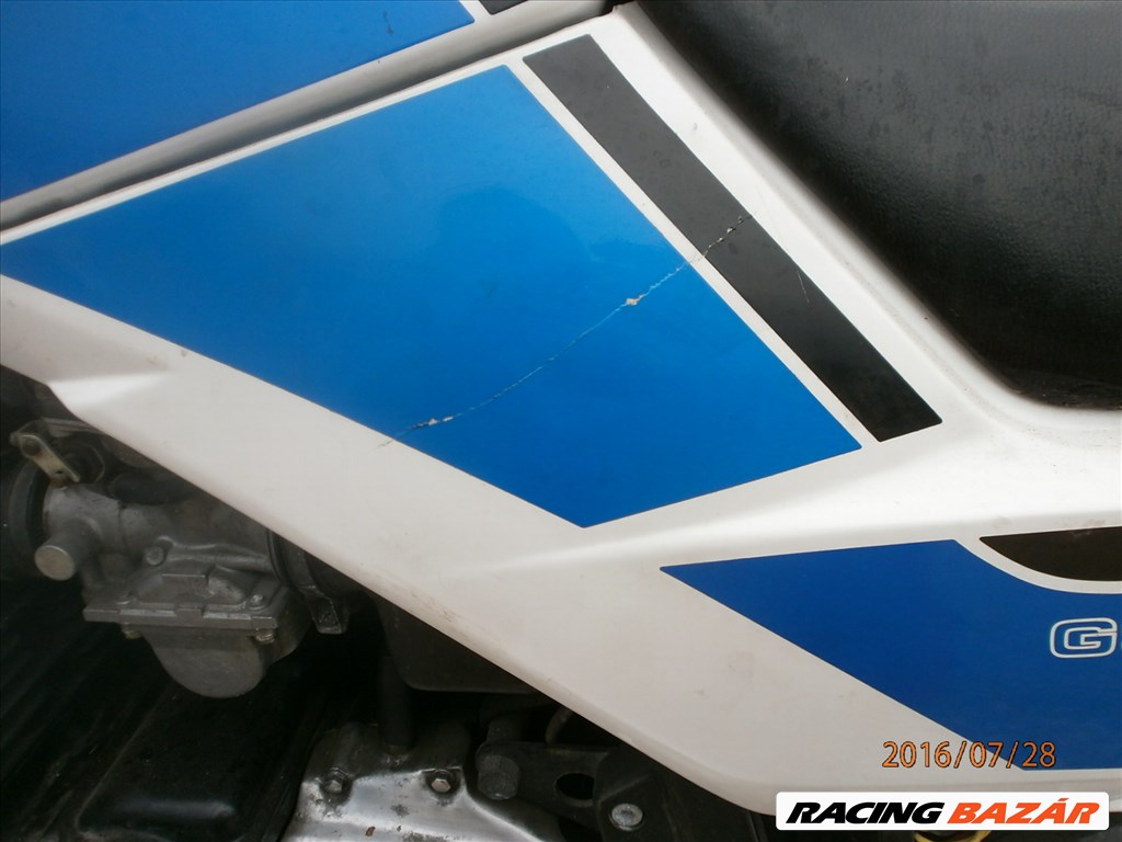 SUZUKI GS 700 ERŐL22929 KMT HASZNÁLT GYÁRI FÉNYEZÉSŰ TANK