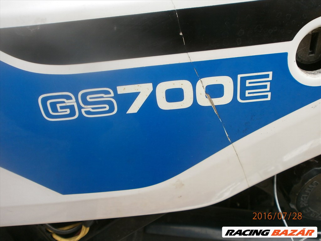 SUZUKI GS 700 ERŐL22929 KMT HASZNÁLT GYÁRI FÉNYEZÉSŰ TANK