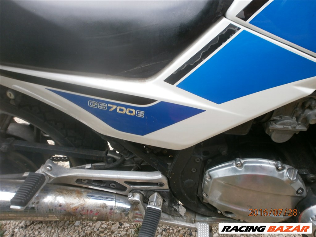 SUZUKI GS 700 ERŐL22929 KMT HASZNÁLT GYÁRI FÉNYEZÉSŰ TANK