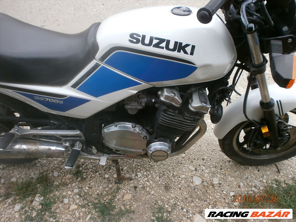 SUZUKI GS 700 ERŐL22929 KMT HASZNÁLT GYÁRI FÉNYEZÉSŰ TANK