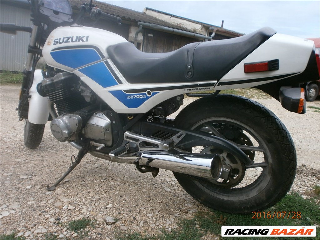 SUZUKI GS 700 ERŐL22929 KMT HASZNÁLT GYÁRI FÉNYEZÉSŰ TANK