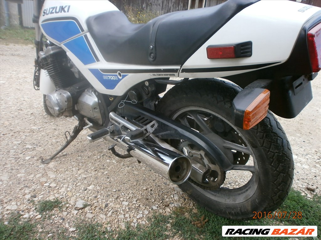 SUZUKI GS 700 ERŐL22929 KMT HASZNÁLT GYÁRI FÉNYEZÉSŰ TANK
