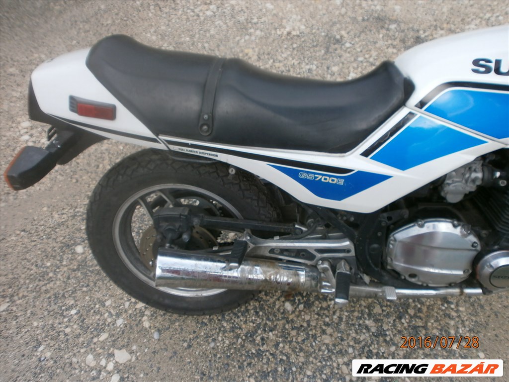 SUZUKI GS 700 ERŐL22929 KMT HASZNÁLT GYÁRI FÉNYEZÉSŰ TANK