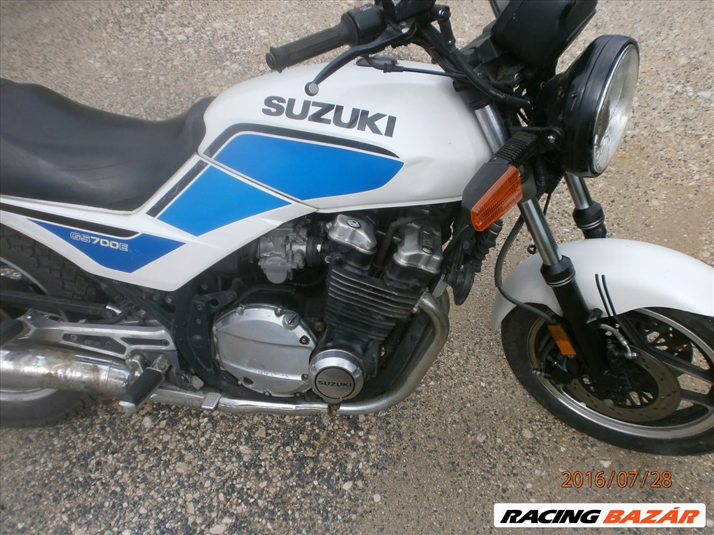SUZUKI GS 700 ERŐL22929 KMT HASZNÁLT GYÁRI FÉNYEZÉSŰ TANK