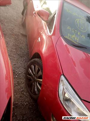 Opel Astra J piros 5 ajtós bontott alkatrészei