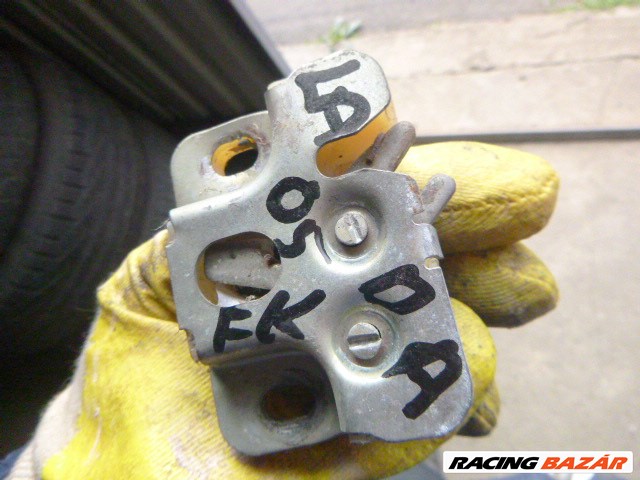 Lada   2105 SEDAN csomagtérajtó alsó zár  4. kép