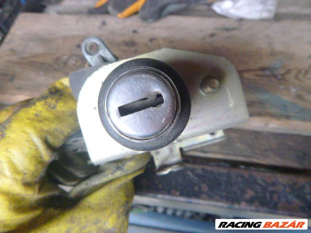 Audi 100 (C3 - 44) C3 - 44 csomagtérajtó alsó zárszerkezet 445 827 565 B 445827565b 5. kép