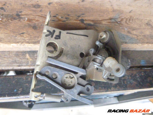 Audi 100 (C3 - 44) C3 - 44 csomagtérajtó alsó zárszerkezet 445 827 565 B 445827565b 6. kép