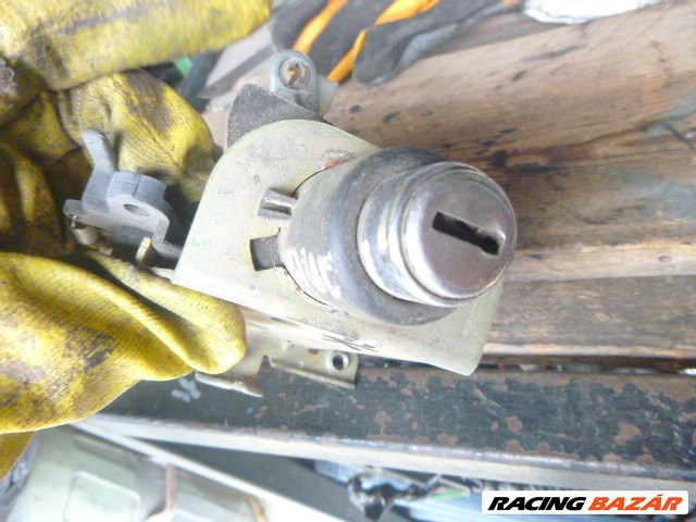 Audi 100 (C3 - 44) C3 - 44 csomagtérajtó alsó zárszerkezet 445 827 565 B 445827565b 9. kép
