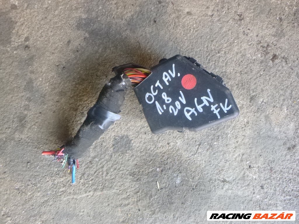 Skoda Octavia I 1999 1,8 20V biztosítéktábla bal ajtó melletti 3. kép