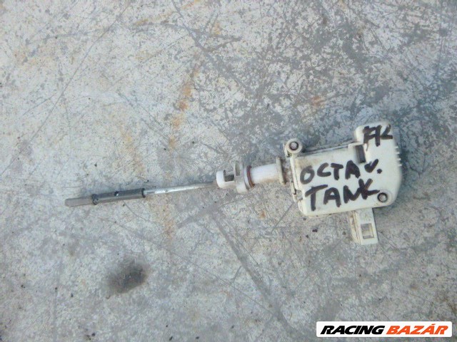 Skoda Octavia I 1999 5 ajtós tankajtó zár motor 3B0 810 773 A 3b0959782 4. kép