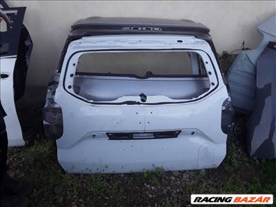 Dacia Duster csomagtérajtó, üresen. Jobb alja sérült