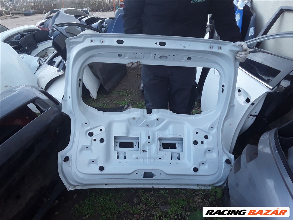 Dacia Duster csomagtérajtó, üresen. Jobb alja sérült 3. kép
